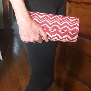 Red‎ and white straw clutch
